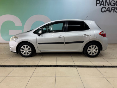 Toyota Auris 1.4d MT (90 л.с.) 2010