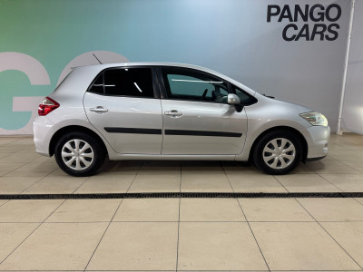 Toyota Auris 1.4d MT (90 л.с.) 2010