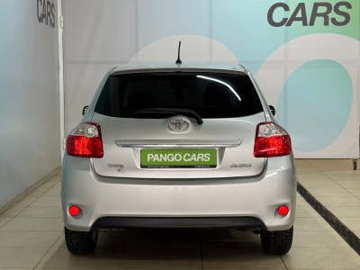 Toyota Auris 1.4d MT (90 л.с.) 2010